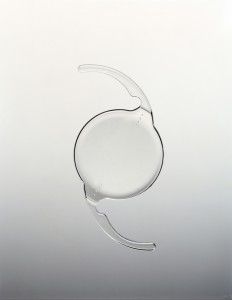 Implant torique, dont l’optique, sphéro-cylindrique, permet la correction de l’astigmatisme cornéen entre 1,0 et environ 4,0dioptries 